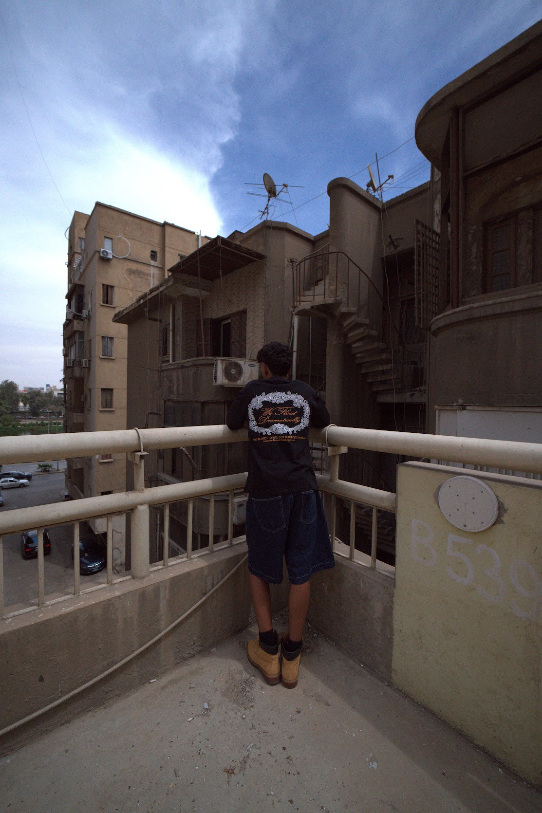 FLOAT BLACK T-SHIRT
