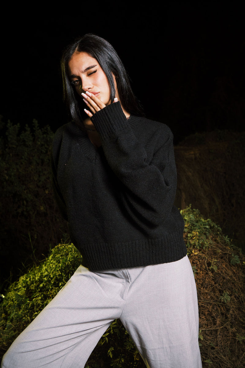 V KNITTED SWEATER BLACK